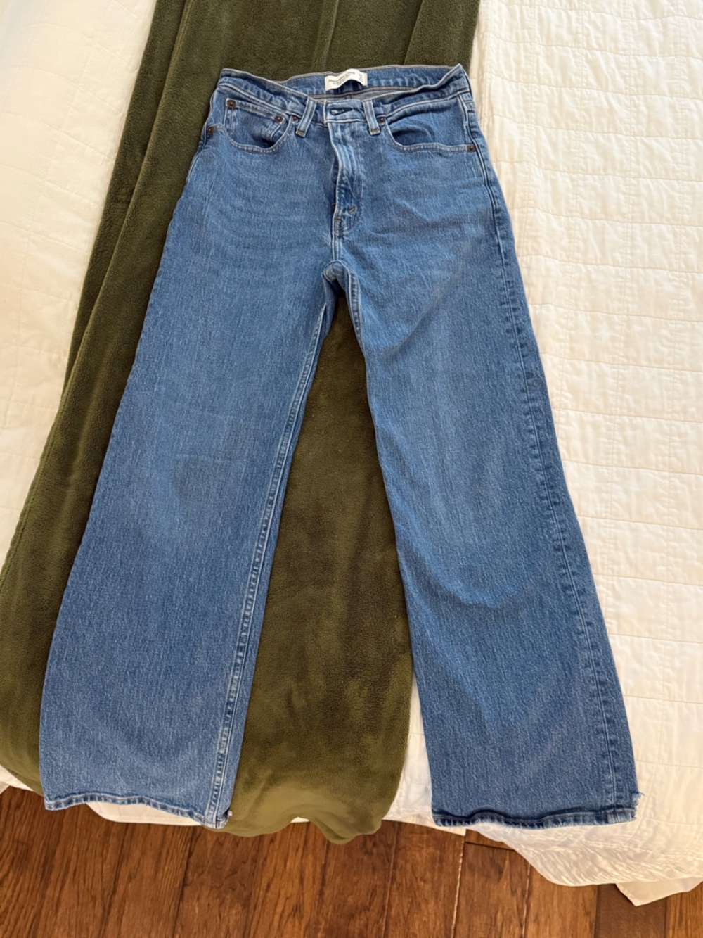 Abercrombie & Fitch the 90’s relaxed Jean high rise 4 short